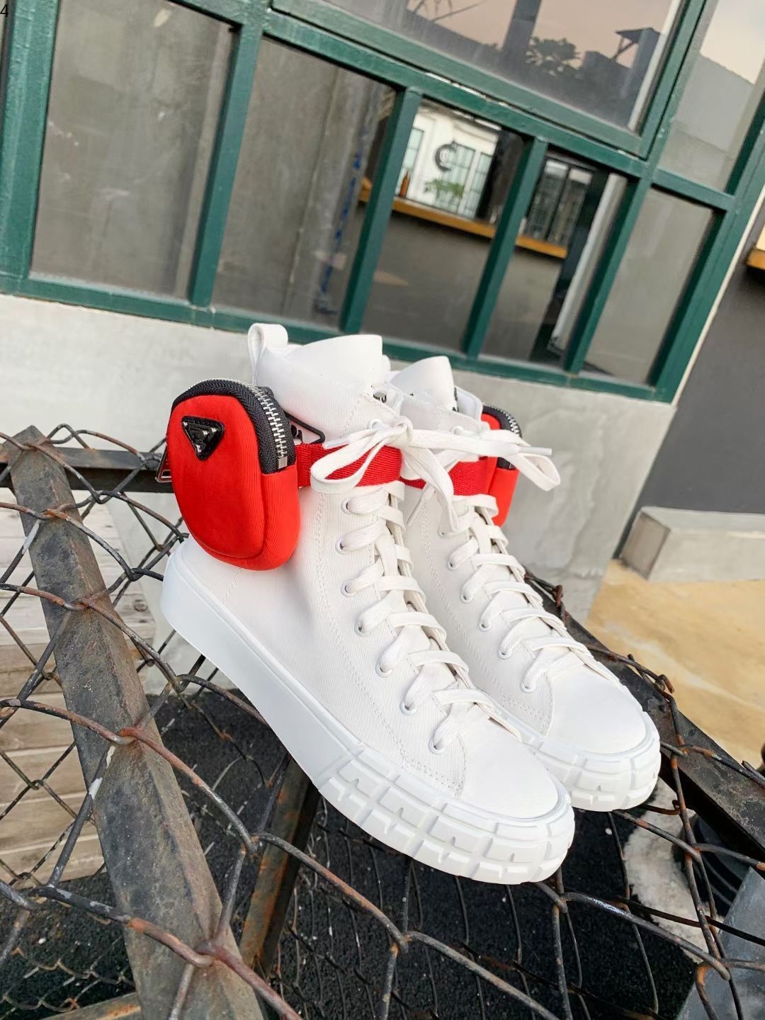 

Mens luxe luxurys design High top shoes women Sneakers with bag White Black Lace-up Flat Trainers size 35-45 mkj002