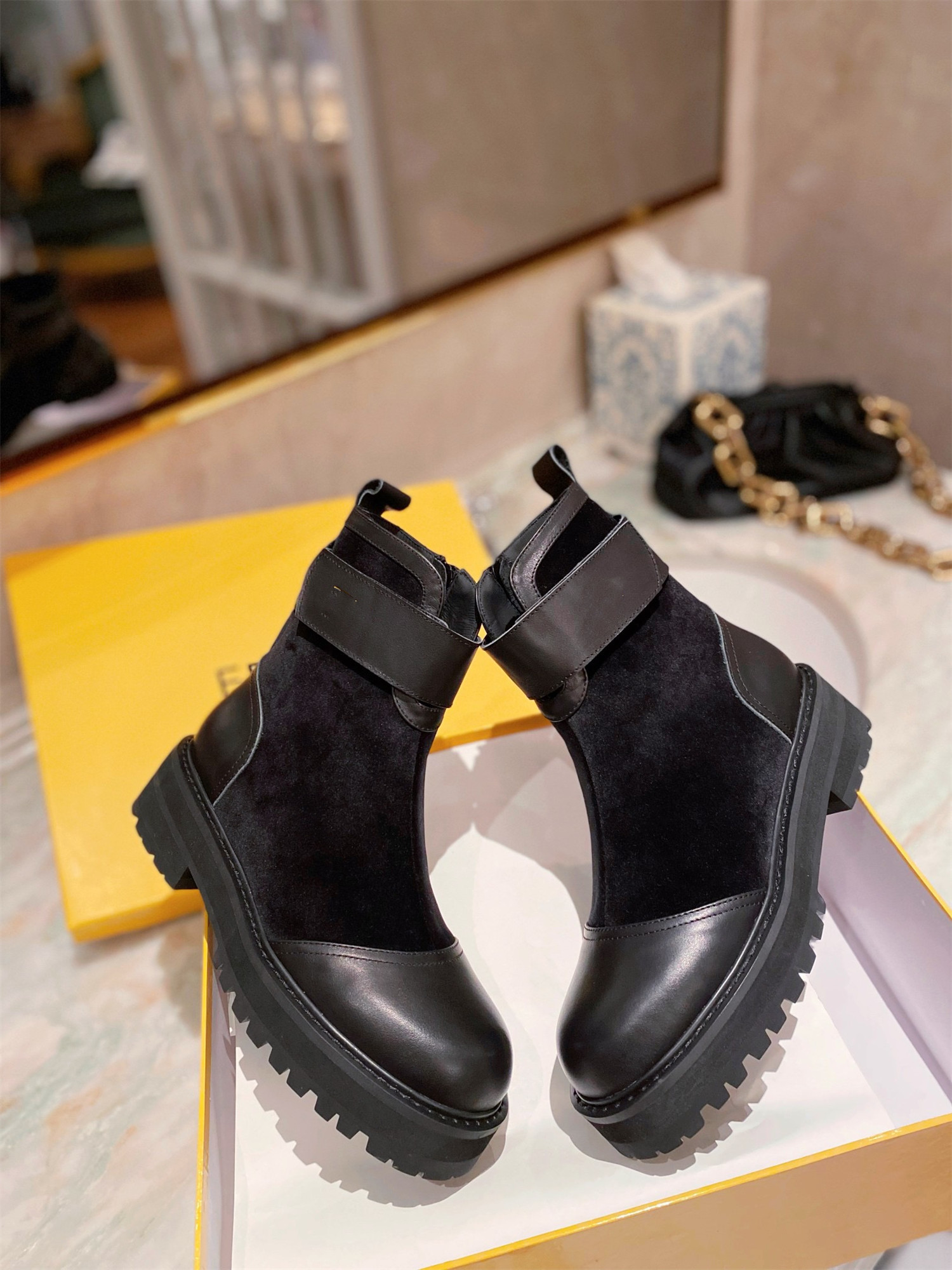 

2021 winter fashion leather ankle boots non-slip rubber outsole heel height 3 cm retro fur designer ladies black short booties