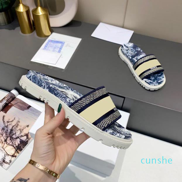 

Designer woman slippers sandals fashion slides Beach Thick bottom slipper classic platform Alphabet lady Sandal Leather slide