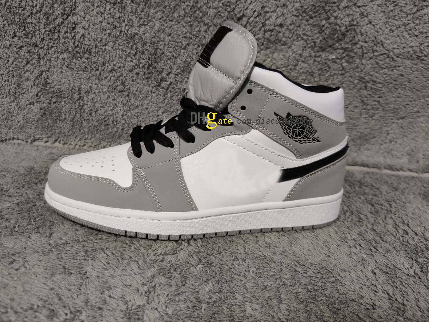 

1 Mid Smoke Grey Basketball shoes 1s Mens Womens shoe Sneakers for size 36-46 554724 092