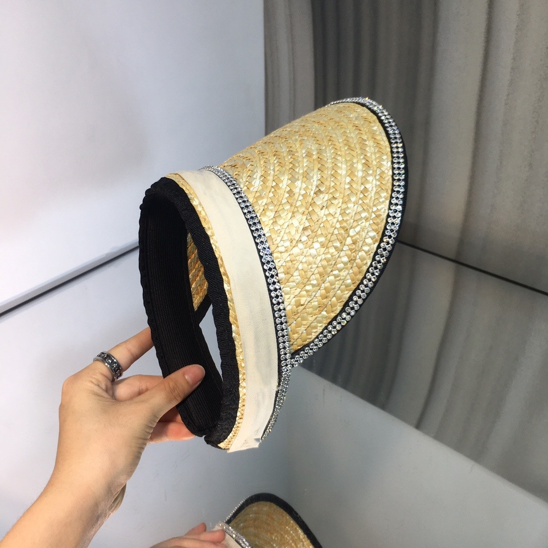 

High-end sunshade hats from luxury designers necessary for Visors travel, and there are different appearance models' upper body customization, really good looking, Yellow