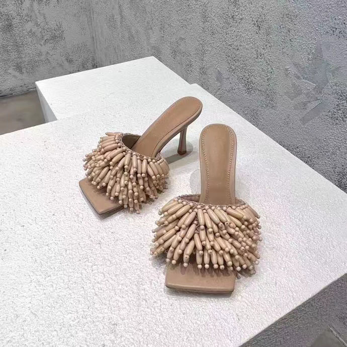 

2022 new types of slippers for ladies girls water sandals Lace buckle sandals women's leather sole with inner metal decoration multi color square shoes full package, White