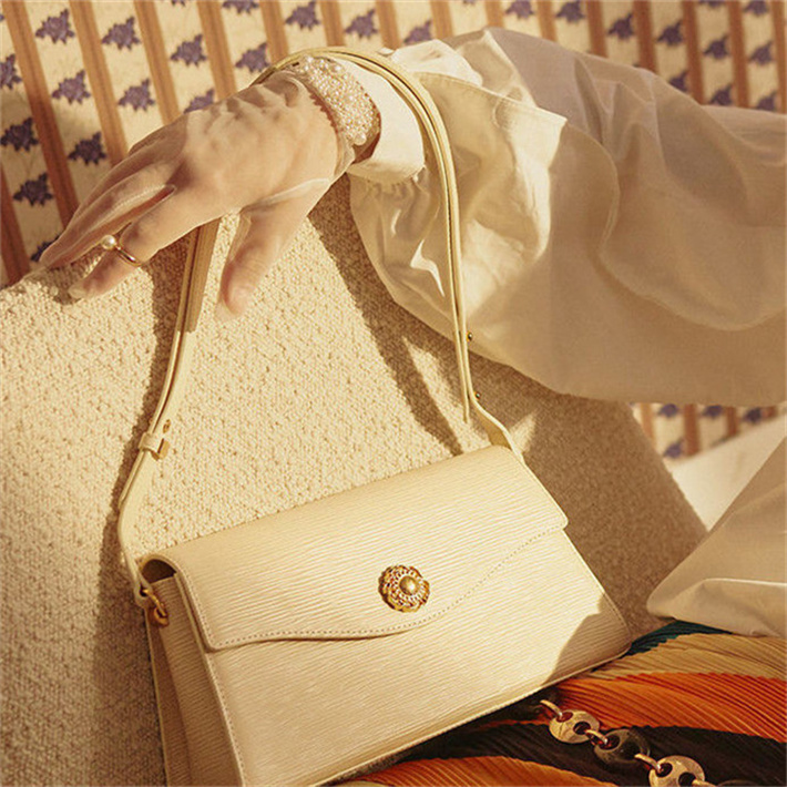 

designers duffel bags 45cm 55cm luxury large capacity travel sale women men genuine leather shoulder fashion bag carry rivets with lock head