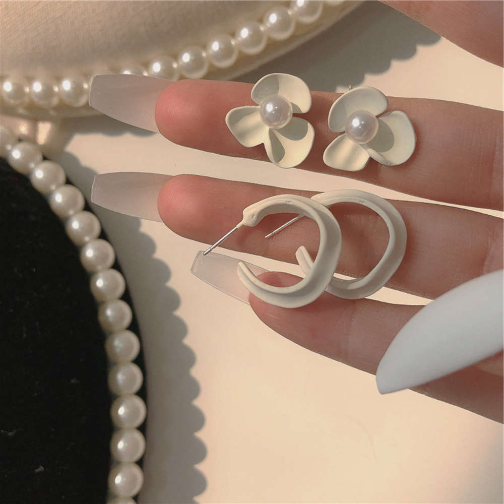 

earrings Spring summer super fairy White with pearl flowers and simple Earrings, Golden