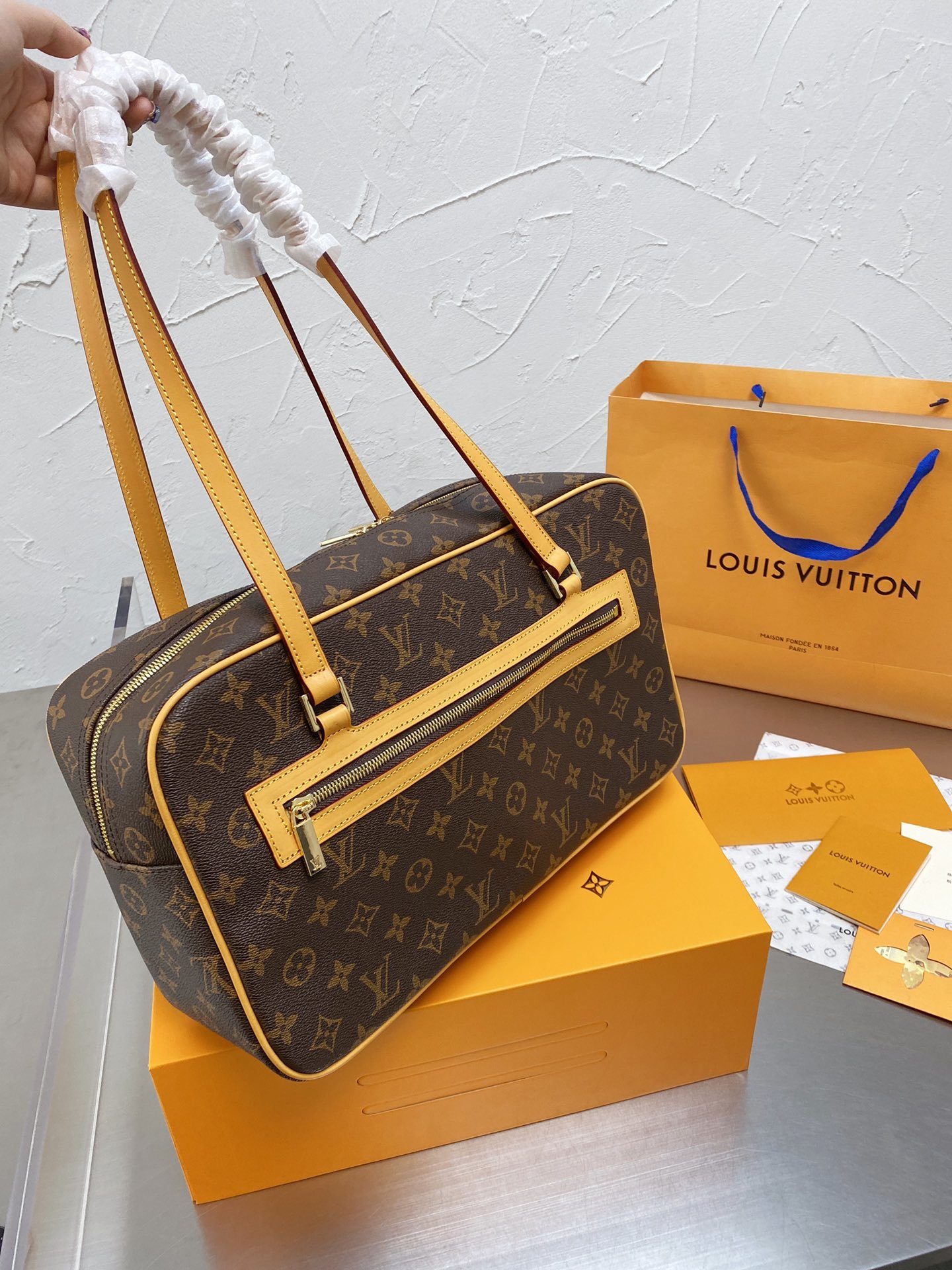 

Louis Vuitton Luxury Designer top quality Shoulder Bag tote Genuine Leather Chain Women's WOC men Crossbody Bags handbags Wallet Handbag Purses MON0GRAM Fashion, Carton