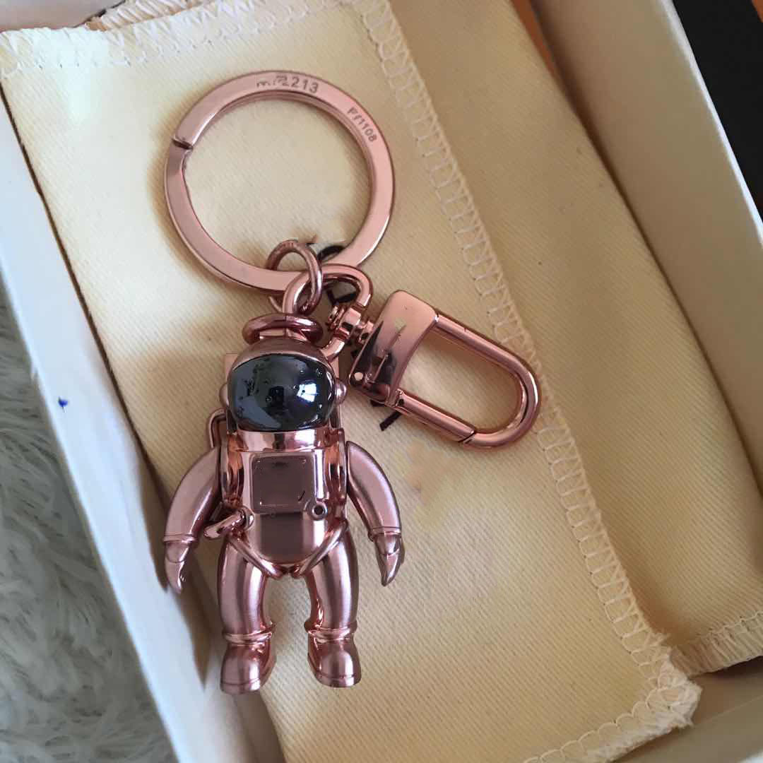 

2022 Newly designed astronaut key ring accessories design key ring solid metal car key ring gift box packaging