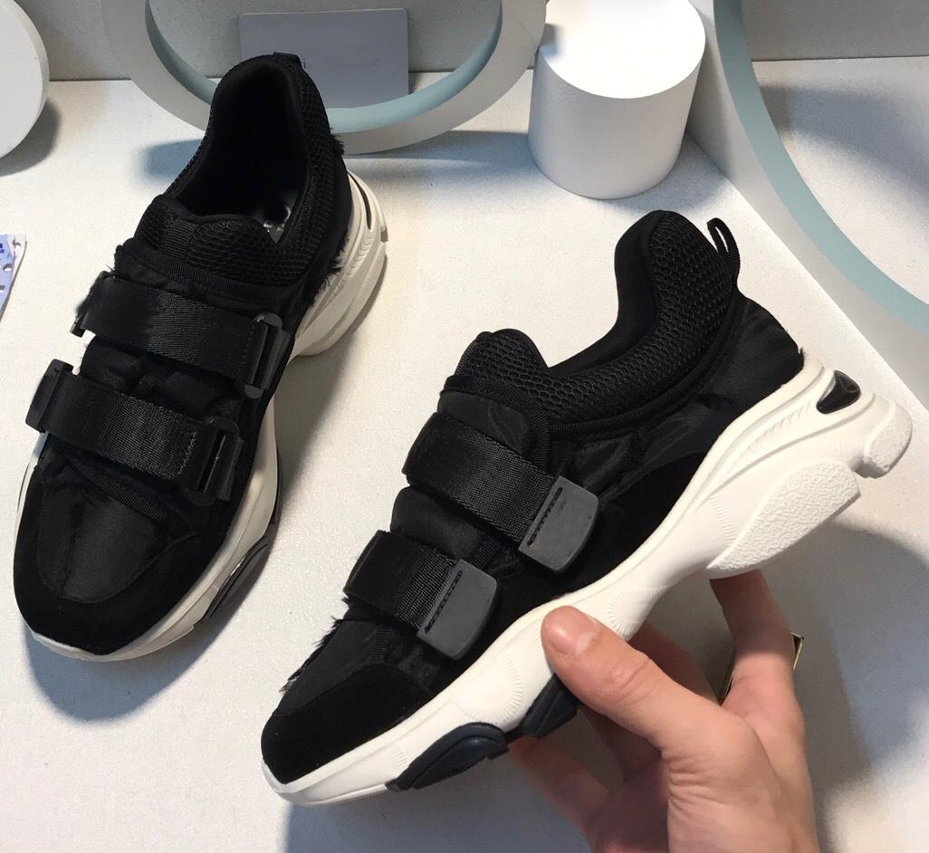 

Sneakers sports shoes WANDER Women Italy D chaussures de designer Screener Italy Pearl Snake Print Slide Embroidery Christmas tory Channel