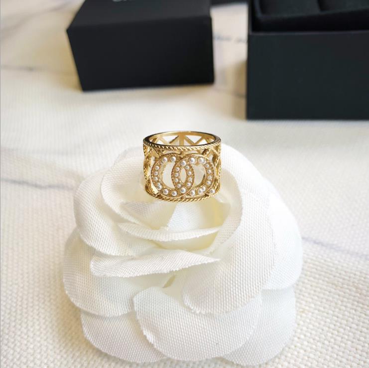 

Hollow out grid inlaid pearl diamond letter ring baroque style generous court ring