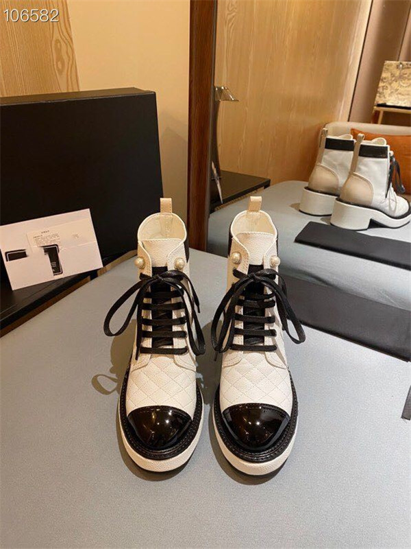

factory direct high quality woman new style pearl Lozenge Martin boots femal personality Hardware lace up short shoes, As pic 1