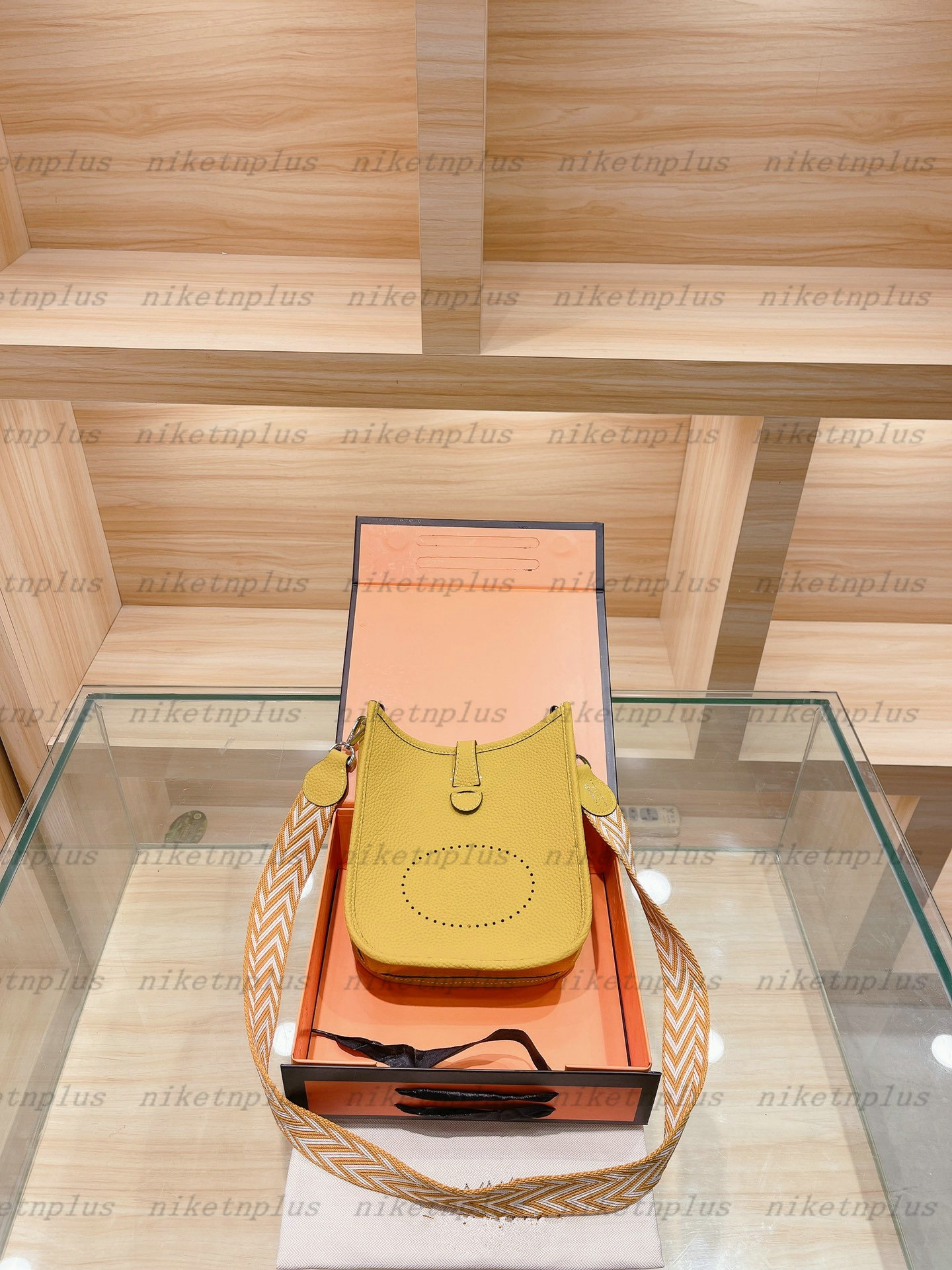 

Classics Evelyn Beat Bags Womens Italy Luxury Designer Handbag Calfskin Leather Horse Shoulder Bag Letter Hollow Out Tote Wide Canvas Straps, Dont sell it alone