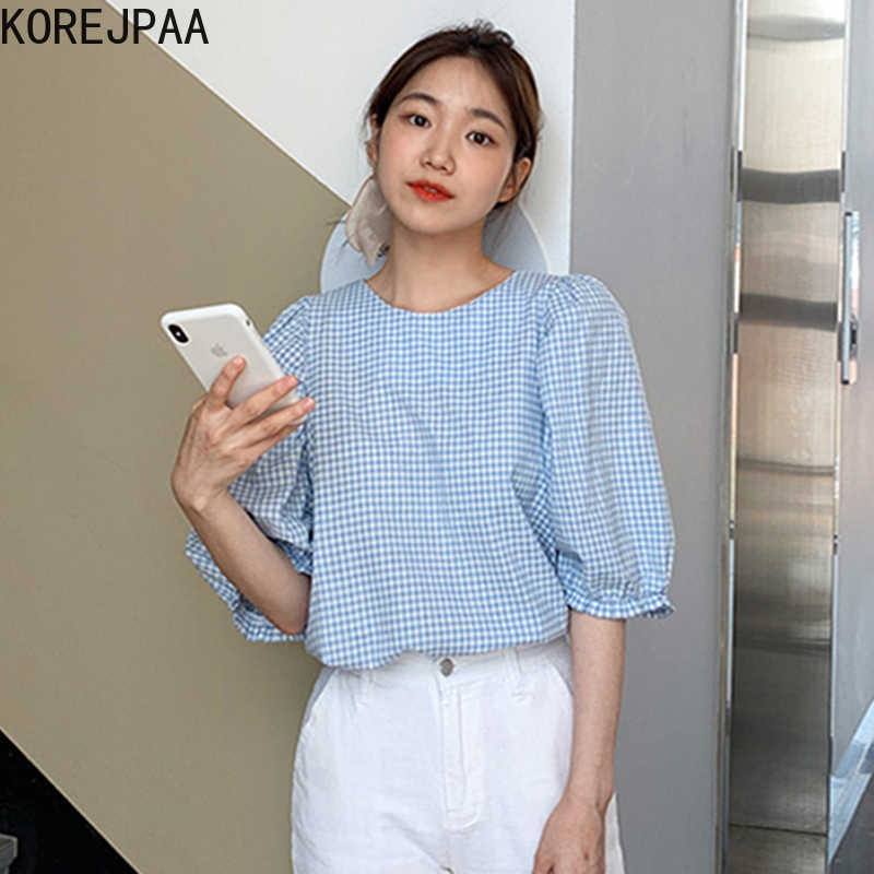 

Korejpaa Women Shirt Summer Korean Chic Fresh Age-Reducing Round Neck Three-Button Back Five-Point Puff Sleeve Plaid Blouse 210526