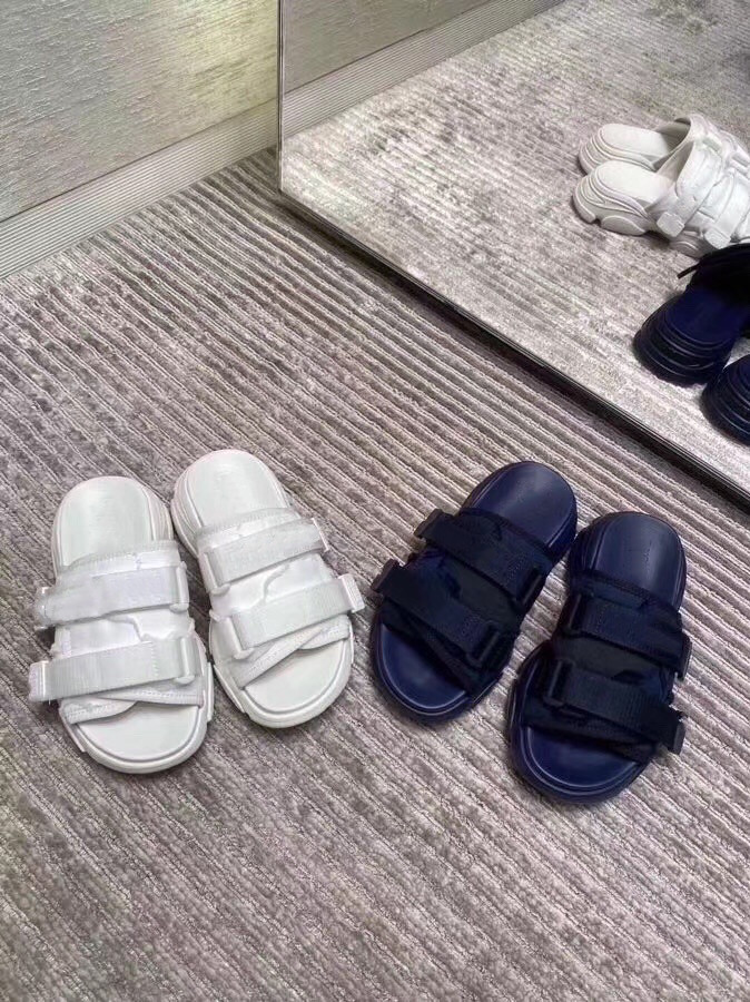 

Another kind of thick-soled slippers, early summer ladies' home comfort and light original ip foam sole, Clear