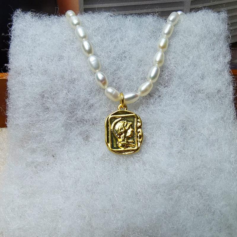 

Pendant Necklaces European And American Simple Net Red Temperament Retro Freshwater Pearl Clavicle Chain Geometric Square Head Necklace