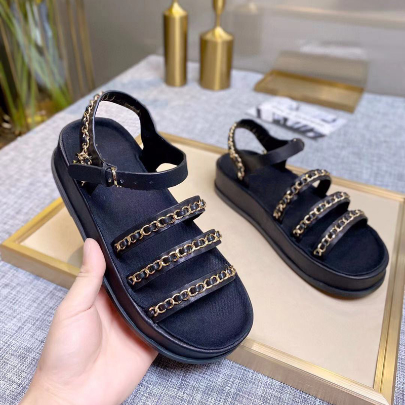 

Women Designer Sandals Luxury foam runner Fashion sheepskin Flat Slides for sports and leisure Platform versatile Black Ribbons chain Sandal
