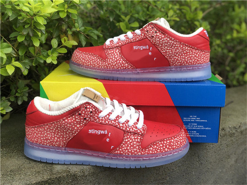 

Release Authentique Stingwater Dunk SB Low Magic Mushroom Sports Shoes University Red White Skate Shoes Men Women Outdoor Sneakers With Box