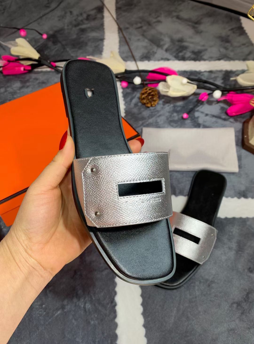 

Fashion Paris Womens Beautiful Scuffs Shoes Summer Beach Slides Girls Flat Slippers Ladies Flip Flops Loafers with h kjh002