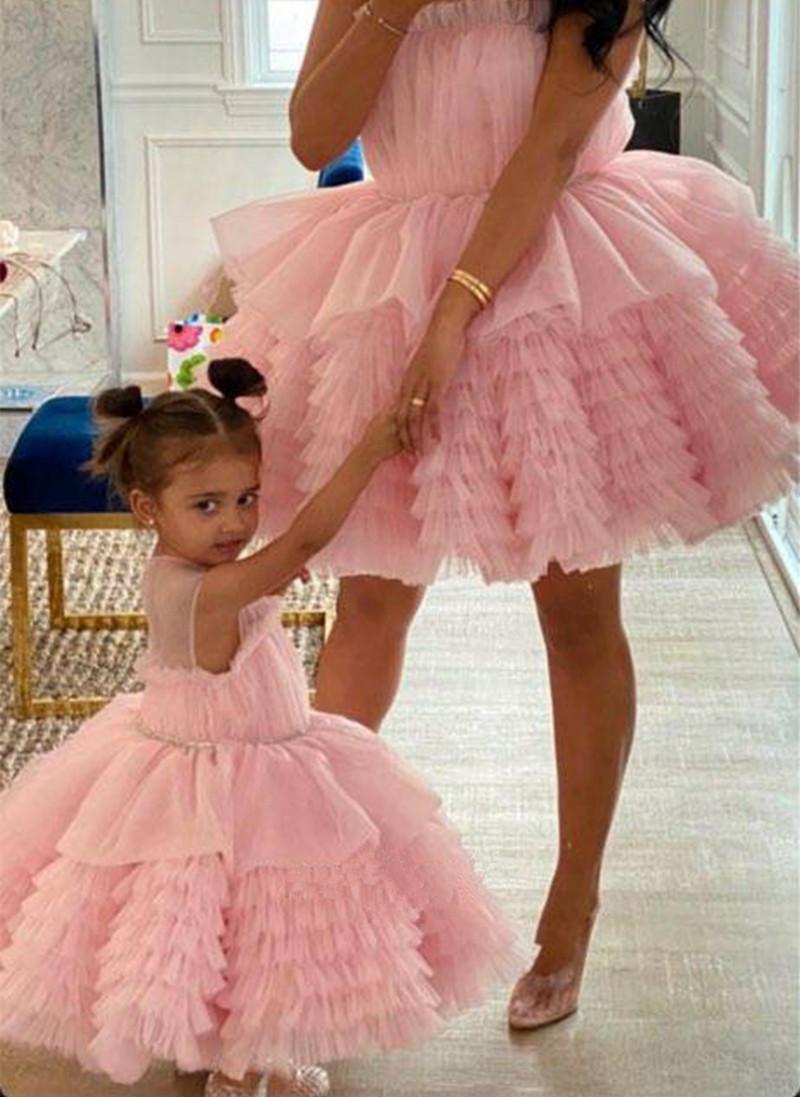 

2021 Cupcake Mother and Daughter Pink Flower Girl Dresses For Weddings Jewel Neck Tiered Ruffles Ball Gown Short Litter Girls Pageant Dress Prom Kids Communion Gowns, Red