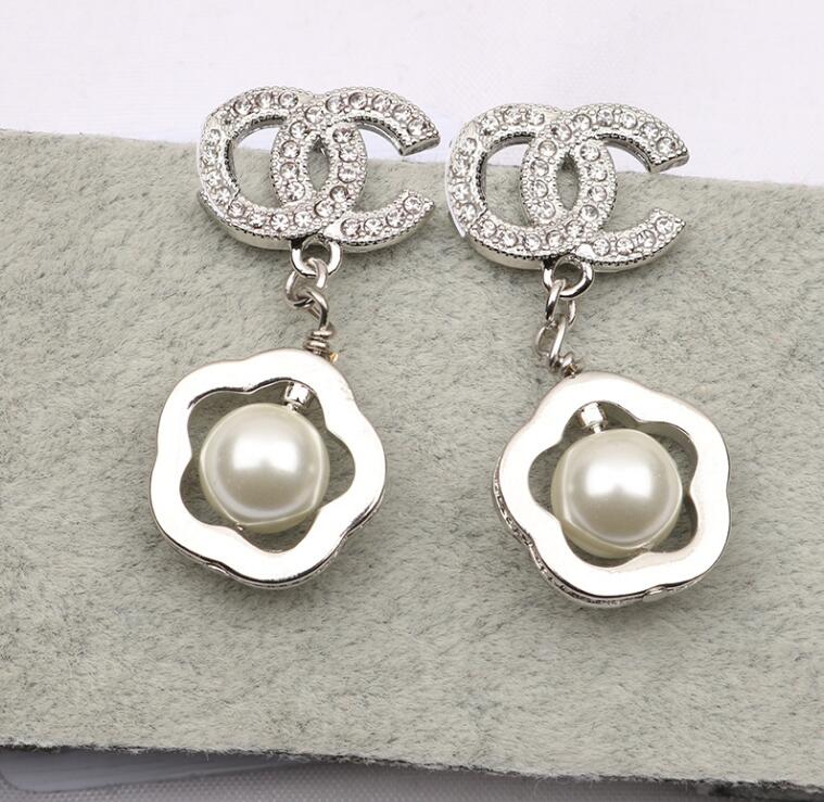 

Simple Brand Designer Letter Geometric Round Charm Earrings for Womens Luxury High-Quality Fashion Lady Inlay Crystal Rhinestone Tassels Pendant Earring Jewelry