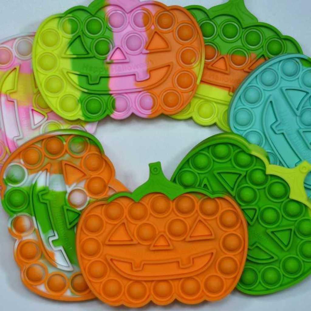 

Fidget Toys Keychain Halloween Pumpkin Shape Pioneer Push Pop Rainbow Desktop Puzzle Sensory Anti Stress Bubbles Board Decompression Pandent for Kids