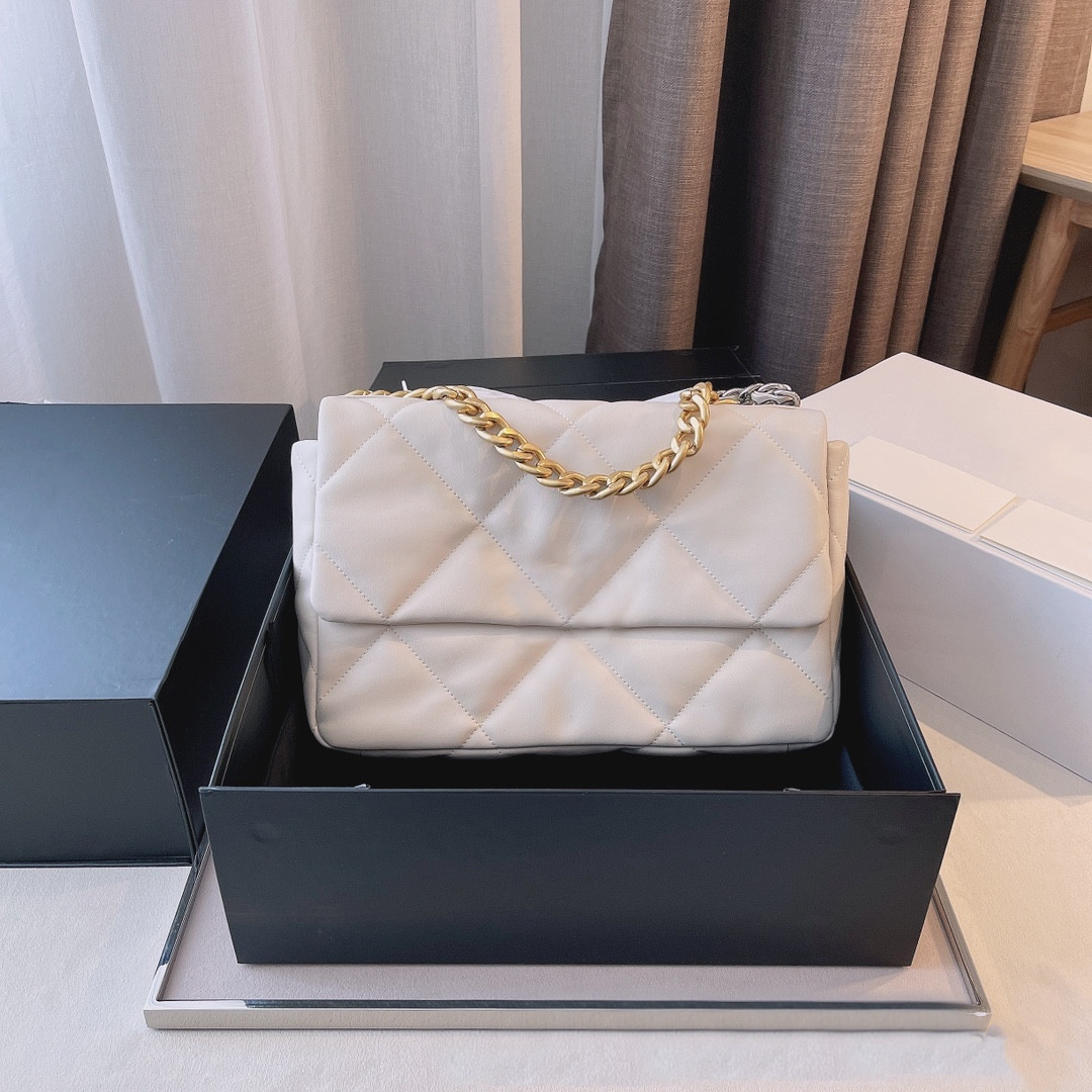 

Classic woman hand bags genuine leather flap clutch shoulder small Female package 19 series lamb purse gold chain fashion bag wholesale