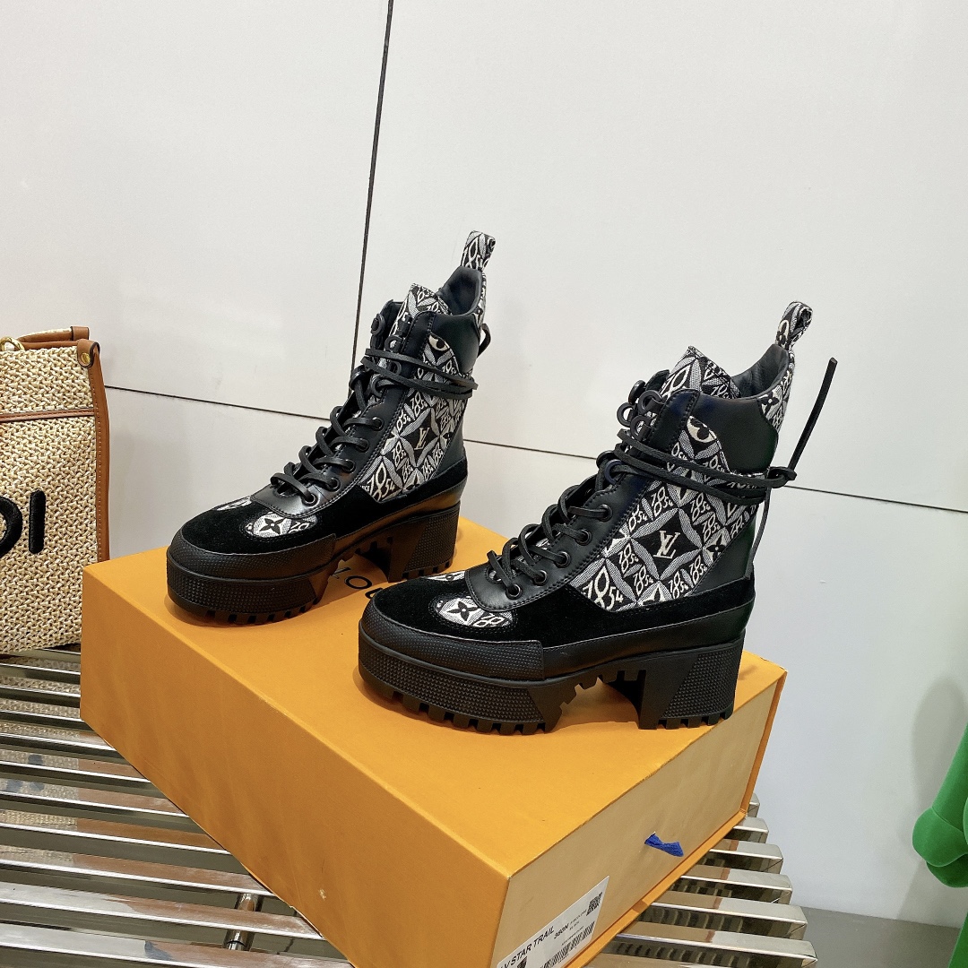 

2021 The Now luxury designer Leather Women boots Martin Desert Boot flamingos Love arrow medal 100% real leathers Horsebit coarse Winter designers shoes10, Style 2