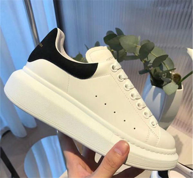 

2021 Newest High Quality Classic Designer Queens White Black Pink Brand Leather Mens Women Fashion Casual Shoes