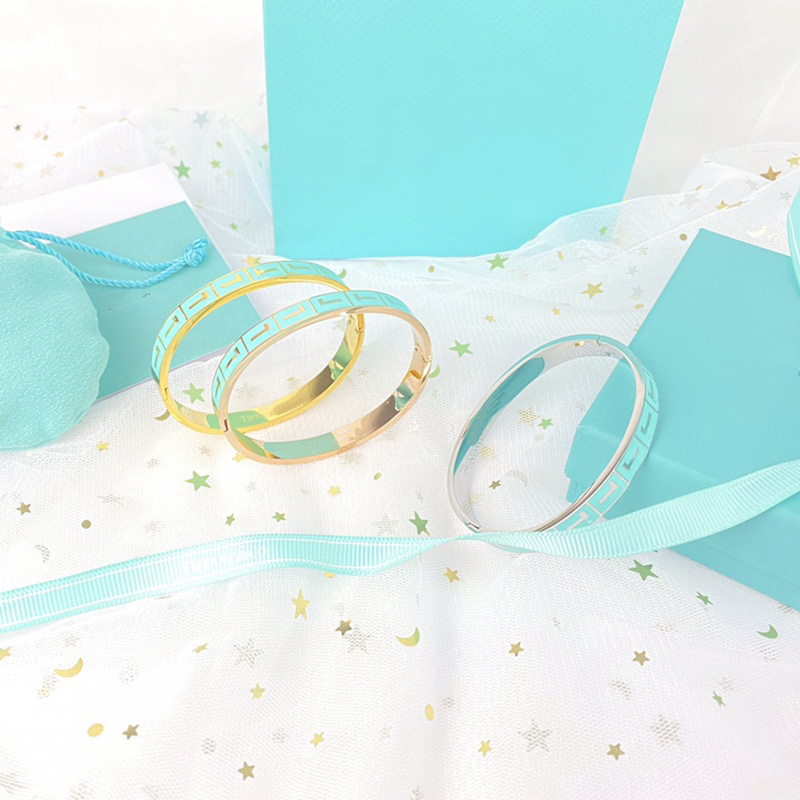 

2021 Fashion Bracelet Luxury Designer Cuff sales high quality silver titanium steel women bracelets personalized hip hop jewelry supply