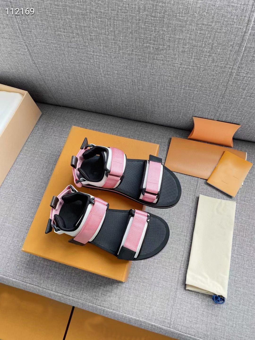 

High quality 2021 latest summer womens beach sandals fashion leather thick sole cowhide flat sandals leather sandals womens flat heel large size 35-41, Color 1