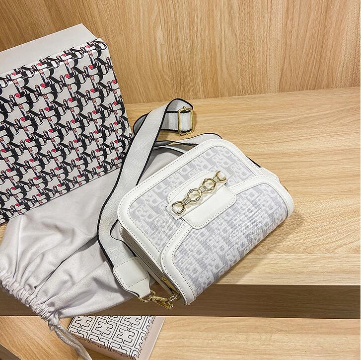 

Factory wholesale women chain bag retro Joker printed semicircle womens saddle bags small fresh striped fashion handbag street fashions leather handbags