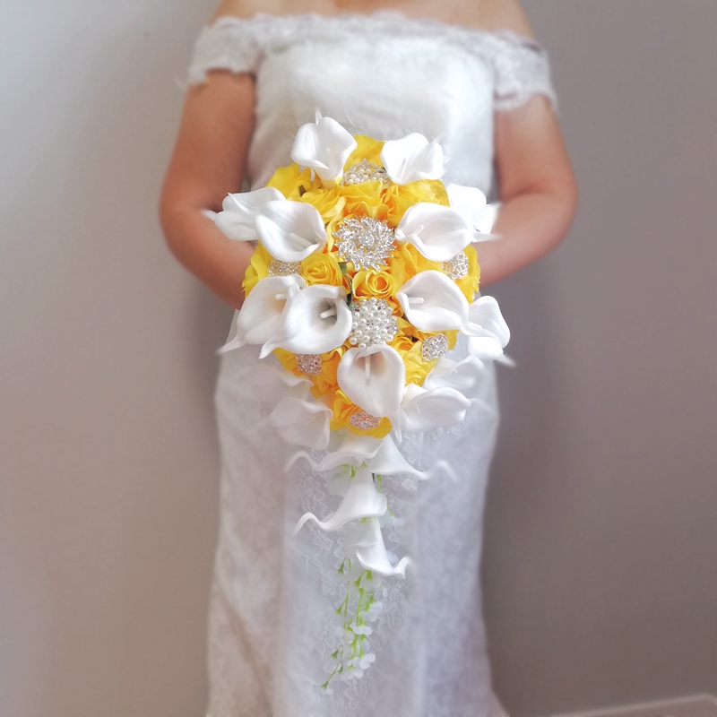 Dropshipping Flowers Golden Yellow Rose Cascading Wedding Bouquet för Bride White Calla Vattenfall med Rhinestones Pärlor Fleur de Mariage
