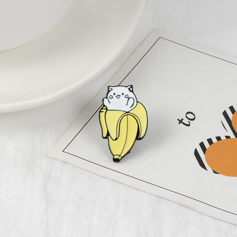 

SJGU-338 Meowth Super Lovely Kawaii Banana White Hairy Cat Hard Enamel Cartoon Animal Brooches Lapel Pins