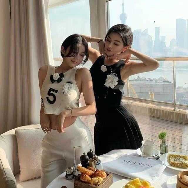

Spring 2021 t shirt French style design heavy pearl bow digital black and white vest T-shirt lady