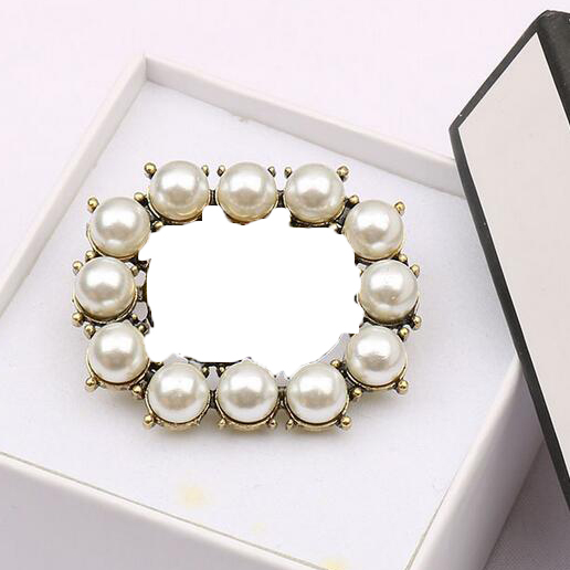 

2style Brand Designer Double Letter Brooches Gold-plated Simple Small Sweet Wind Brooch Pearl Couples Women Men Rhinestone Suit Pins Fashion Jewelry Accessories