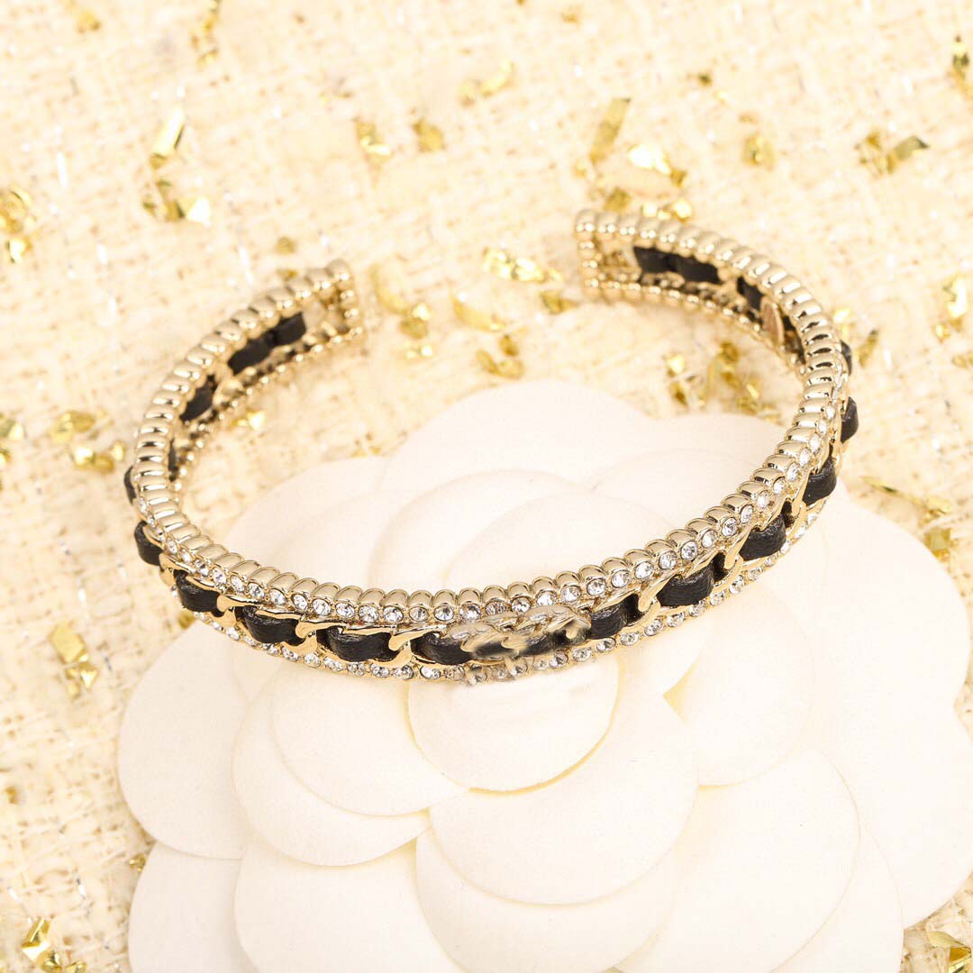 

2022 Top quality Charm opened bracelet with diamond and genuine leather for women wedding jewelry gift have box stamp PS7180