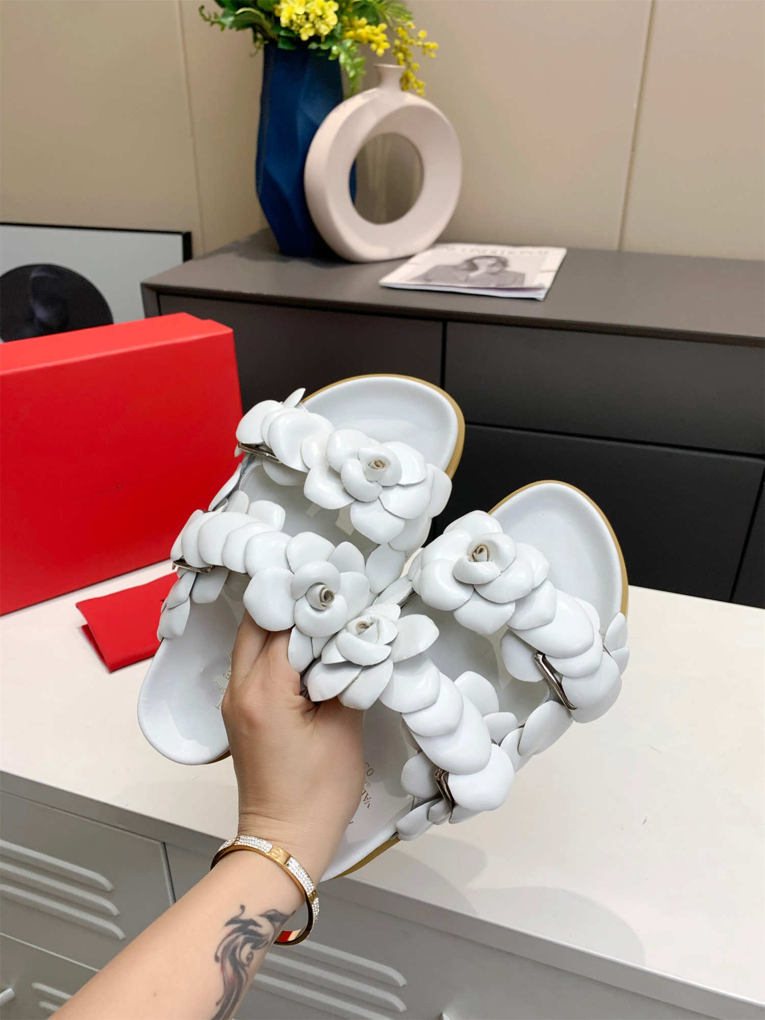 

Luxury designer sandals Flower flat slippers piece by petal gentle lady High-quality carefully crafted shoes Comfortable soft sole size 35-42, Black