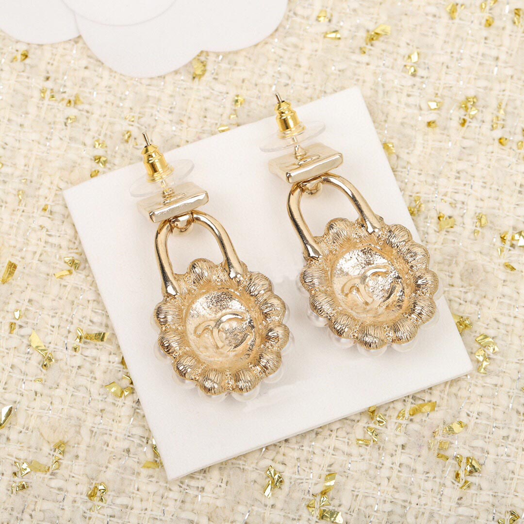 

2021 Luxury quality drop earring with pearl and black color enamel for women wedding jewelry gift have box stamp PS3221, Golden