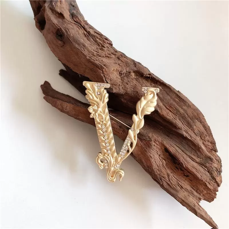 

Pins, Brooches High Quality V Letter Vintage Women Cool Punk Gold Metal Retro Birds Rhinestone Brooch Pins Trending Wholesale