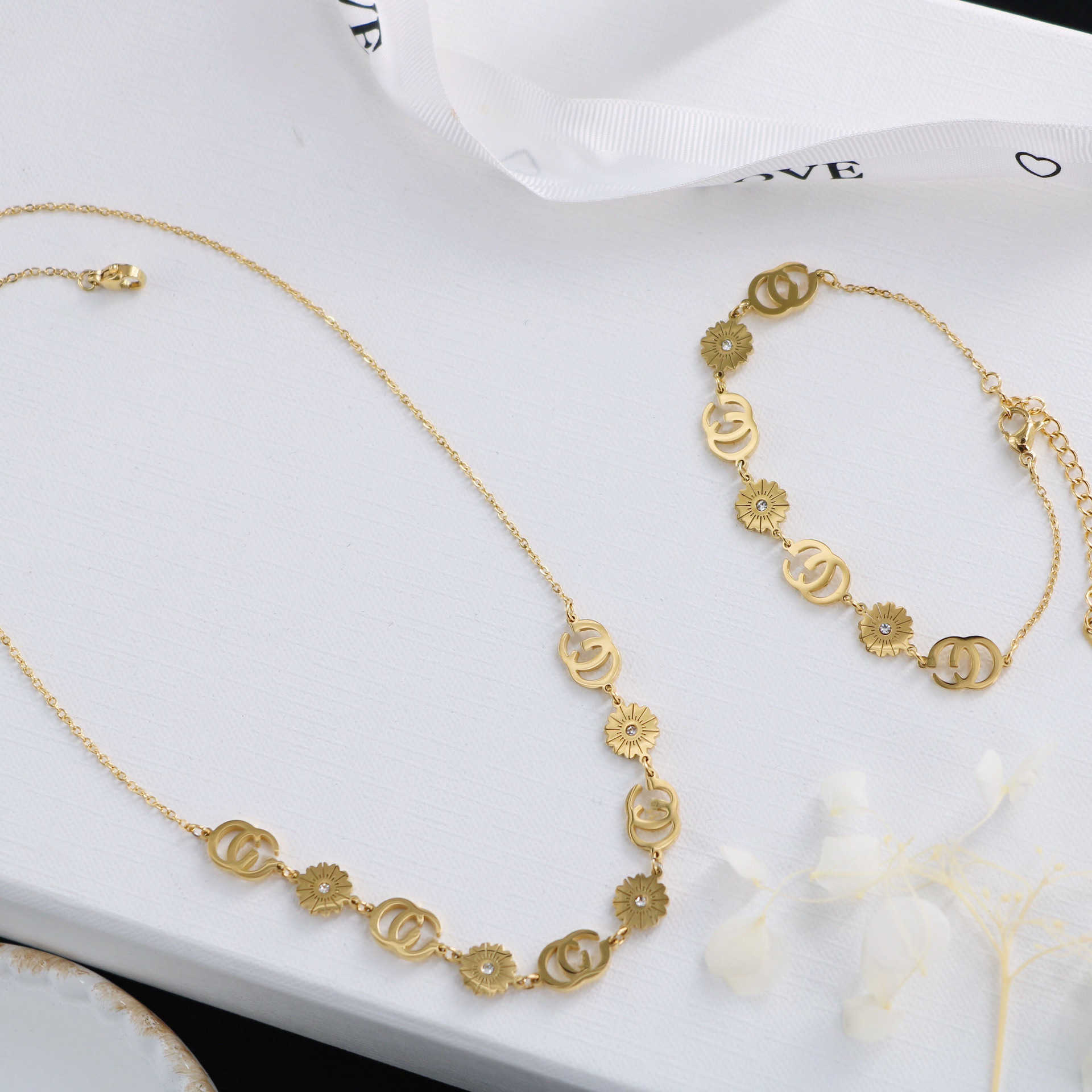 

Display Titanium Steel g Ancient Double Letter Classical Small Chrysanthemum Necklace Bracelet French Style Clavicle Jewerly Q0608, Silver