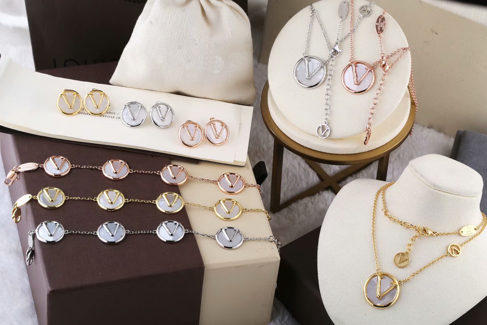 

Europe America Style Jewelry Sets Lady Women Engraved V Initials White Mother of Pearl Round Pendant Necklace Earrings Bracelet Sets 3 Color, Black