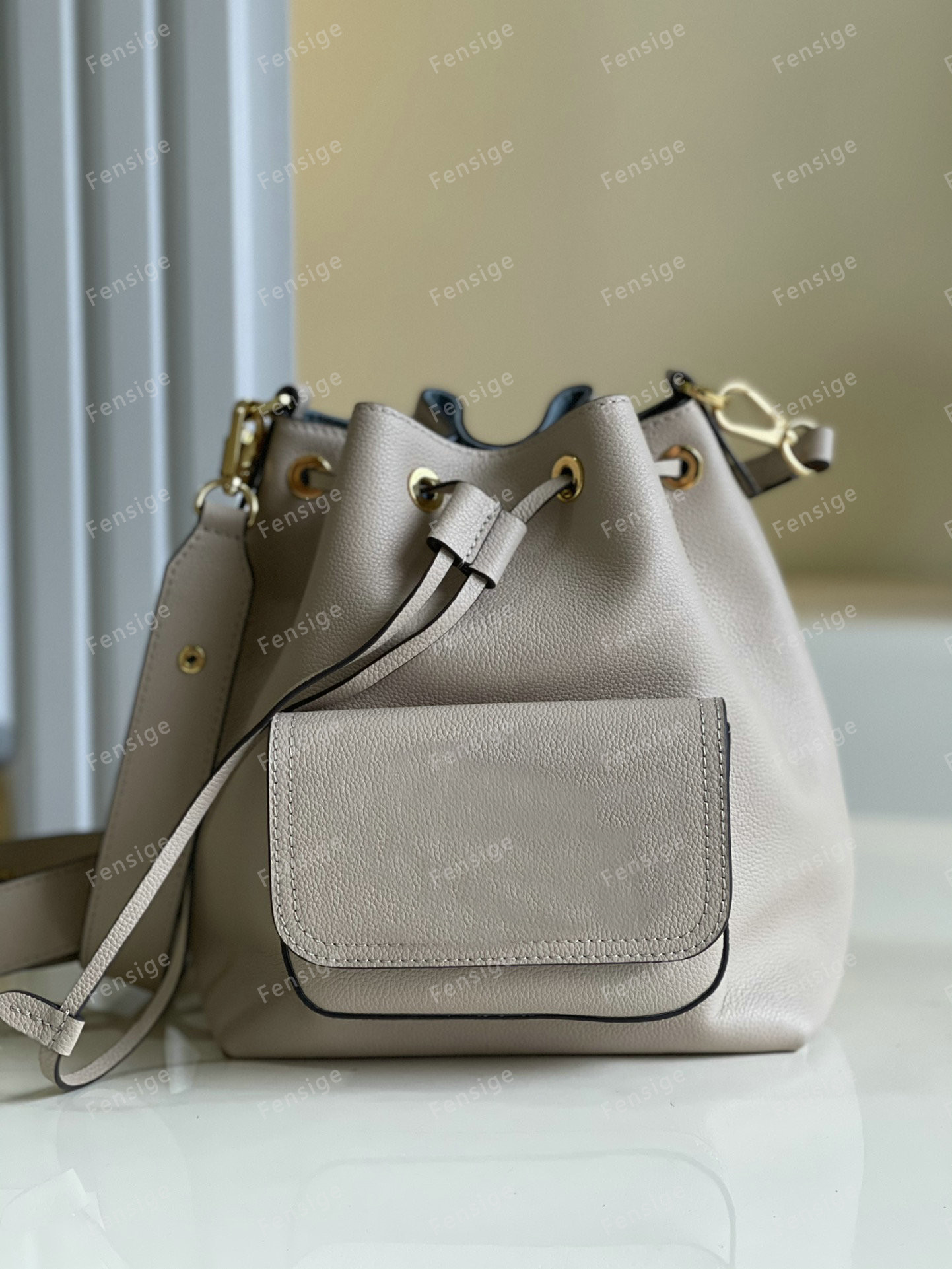 

Women luxury Bucket LOCKME handbag shoulder bag Grained Calf Leather Fashion Letter Classic Turn Lock Removable Strap Drawstring Handle crossbody Tote M57687, Others