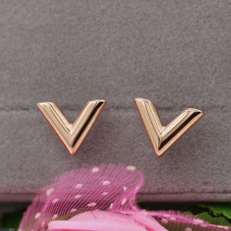 

2021 Cute Size Titanium Steel Fashion Studs Silver Rose Gold Earring Women Designers Earings Love V Letter engagement Jewelry Wholesale, Golden;silver