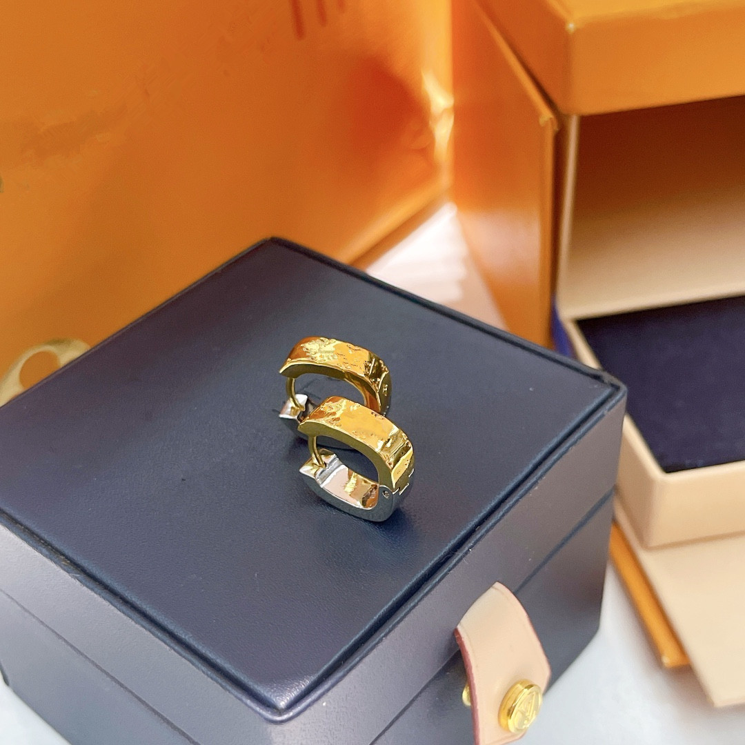 Nouvelle Arrivée Extravagante Dame Gold Silver Bicolor Huggie Huggie Huggie Classic Monogram Design Boucles d'oreilles en acier inoxydable Silver