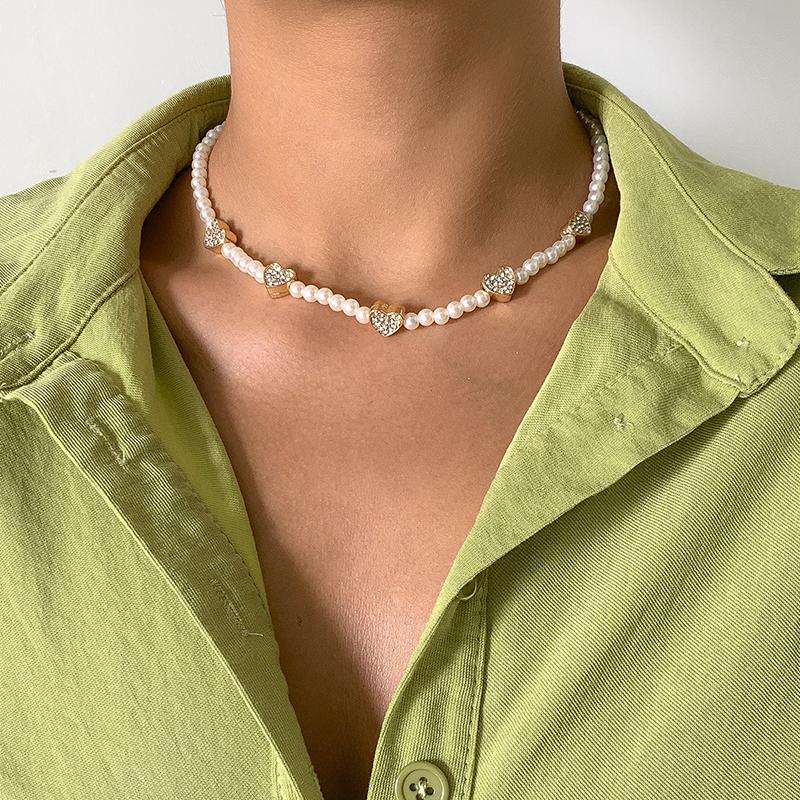 

Chokers Retro Fashion Temperament Pearl Simple Metal Heart-shaped Short Necklace Inlaid Zircon Clavicle Chain Female
