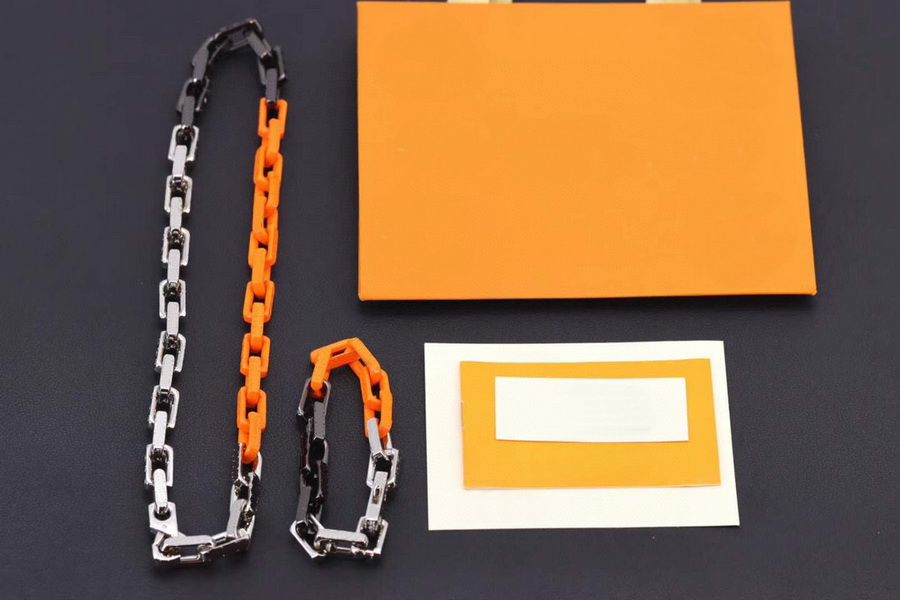 

Europe America Style Necklace Bracelet Men Womens Silver Black Orange-colour Metal Engraved V Initials Flower Pattern Thick Chain Jewelry Sets M68241 M69449, No original box