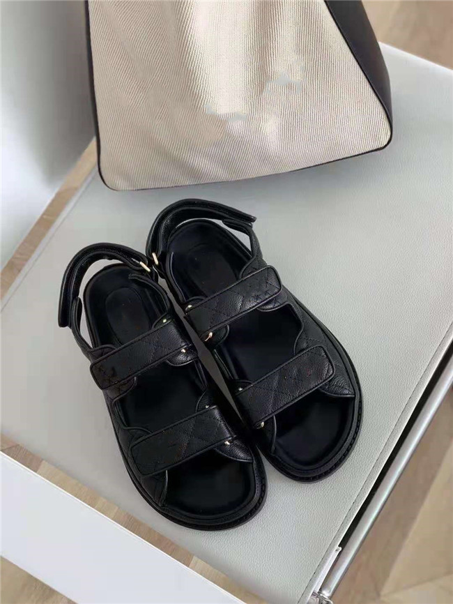 

classic catwalk ladies sandals, high-end fashion, luxurious quality, available in two colors, exquisite hardware, casual and versatile, full, Black
