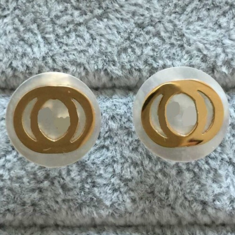 

Not faded High Quality Stainless Steel Designer Stud White Shell G Letter Gold Plated Couple Earrings for Women Party Engagement Hoop Wholesale