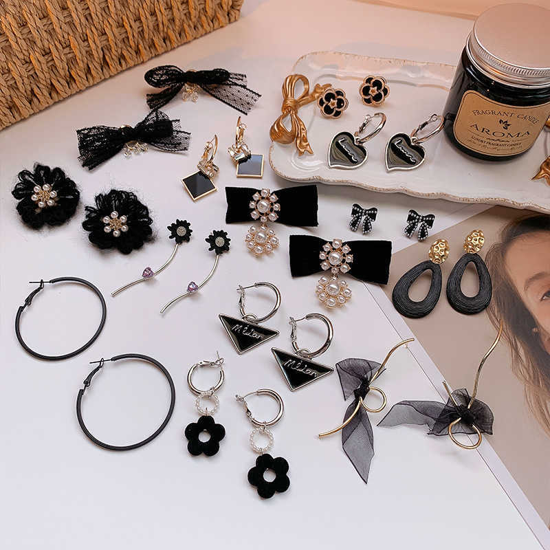

Sweet cool black Earrings ~ dark design feeling Peach Heart Bow geometric silver needle Earrings Fashion New Fashion Earrings