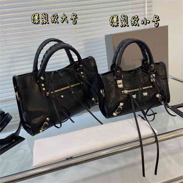 

Designer balenciga Handbags b Locomotive Family Bag Classic Burst Rivet Tassel Single Shoulder Messenger Handbag Packaging 9L3O, Black trumpet