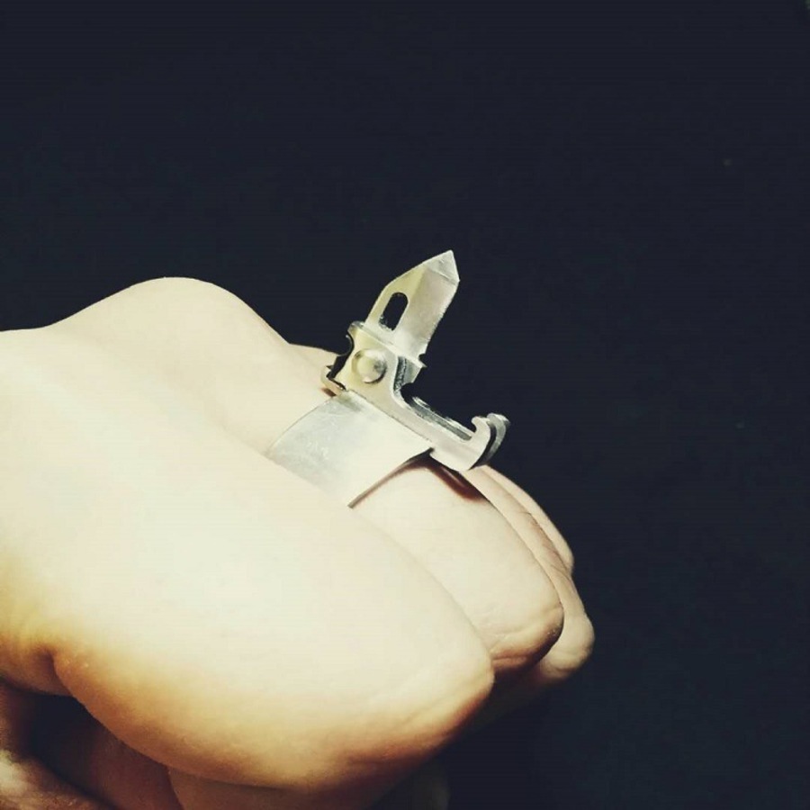 

Self Defense Multifunctional Outdoor Survival Fight Ring Knife Finger Tiger FDE6, Silver
