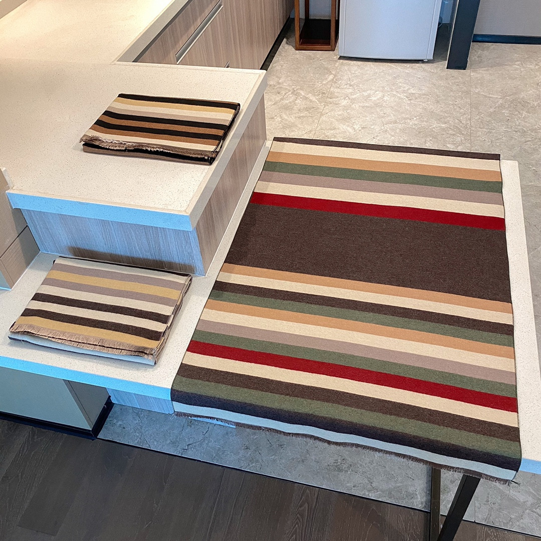 

The latest style of classic scarf in autumn and winter is fashionable, thickened, warm, high-end cashmere blended material soft lady scarf